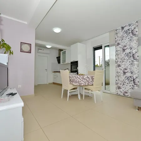 Ana Diklo Zadar