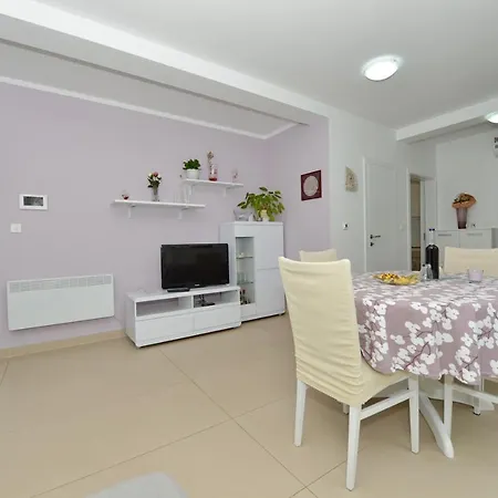 Apartment Ana Diklo *